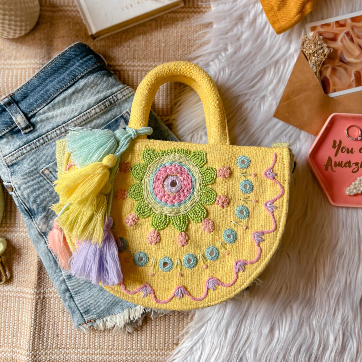 DAFFODIL DELIGHT SLINGBAG