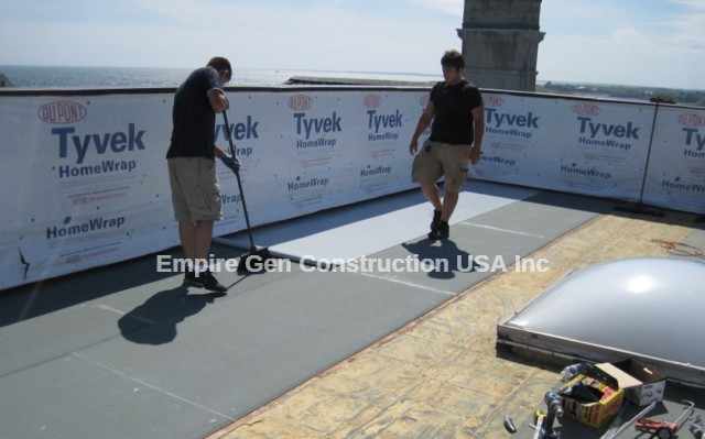 What does a roofer do in New York?