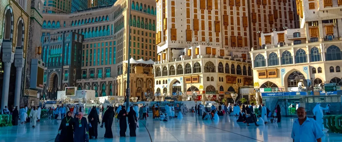 Shopping Extravaganza: Souks and Malls in Saudi Arabia