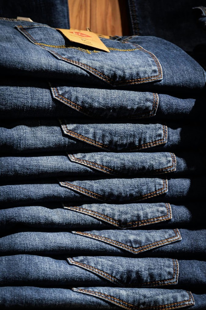 Cotton Jeans vs. Denim: Which is Right for You?