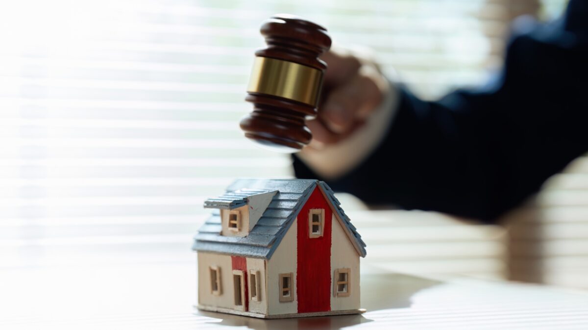 What Qualities Make a Good Property Lawyer in Bangladesh?