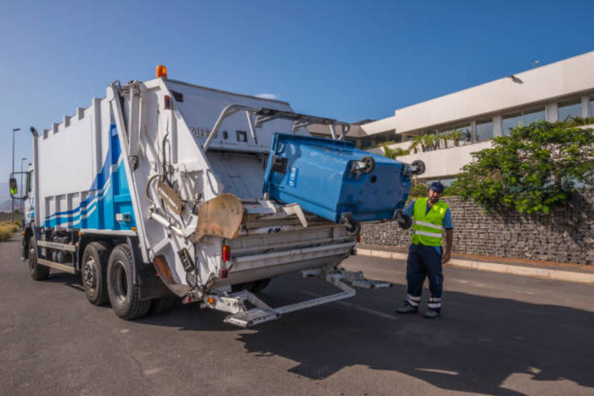 garbage can cleaning service