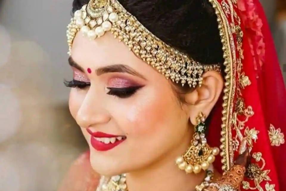  How to Choose the Best Makeup Artist in Delhi for Your Special Day