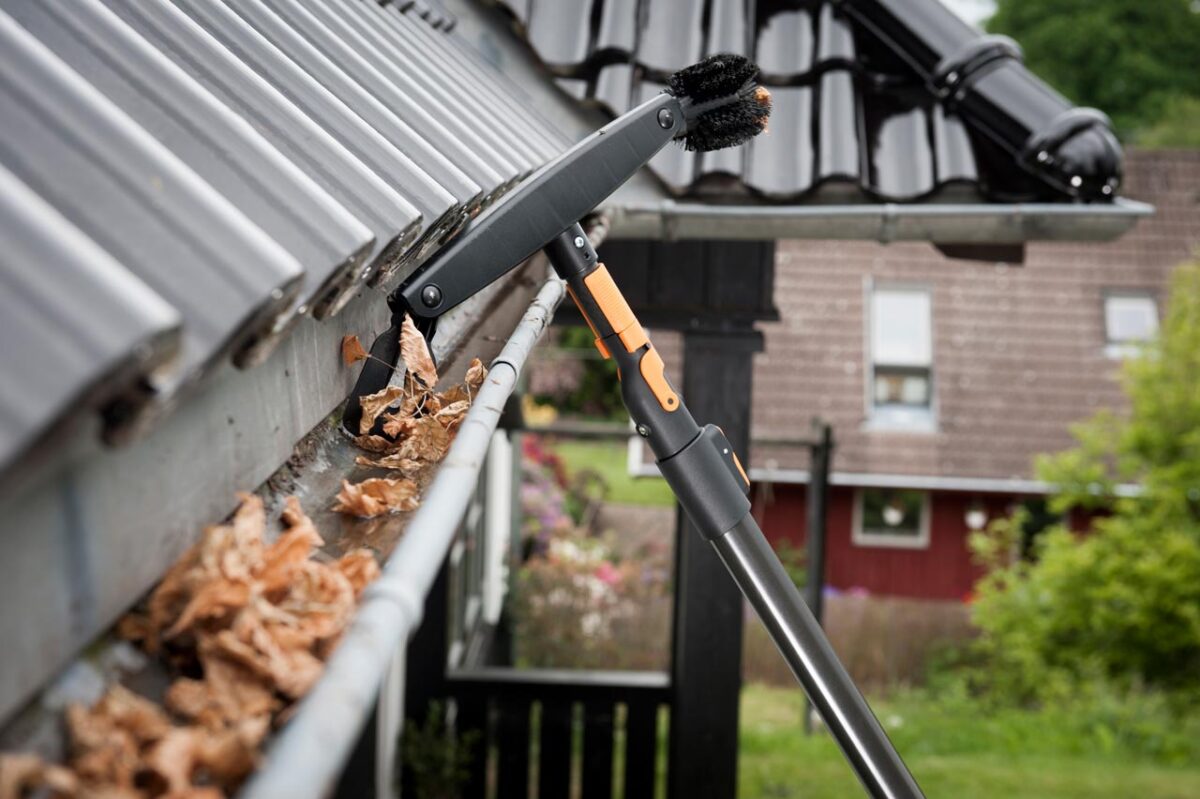 How to Safely and Effectively Clean Your House Gutters