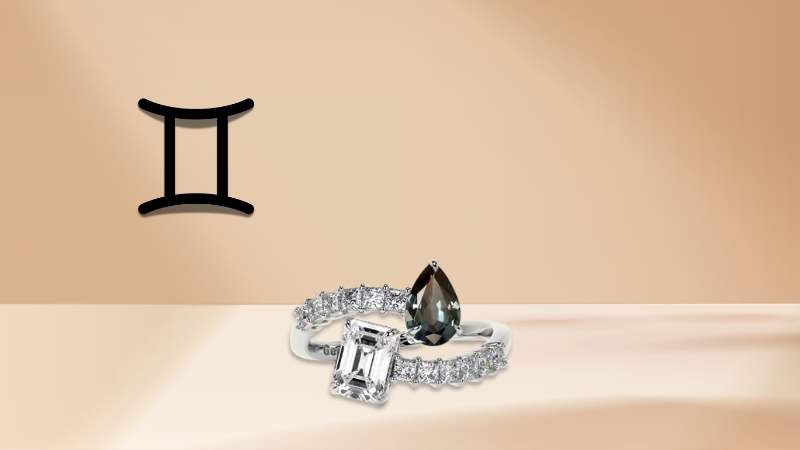 A toi et moi alexandrite ring with Gemini zodiac symbol