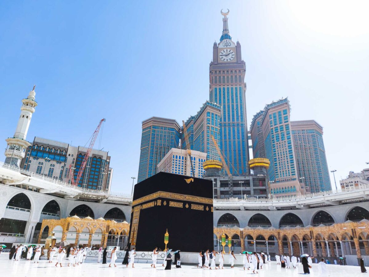 Pilgrims performing Umrah – Affordable 7-day Umrah package with flights